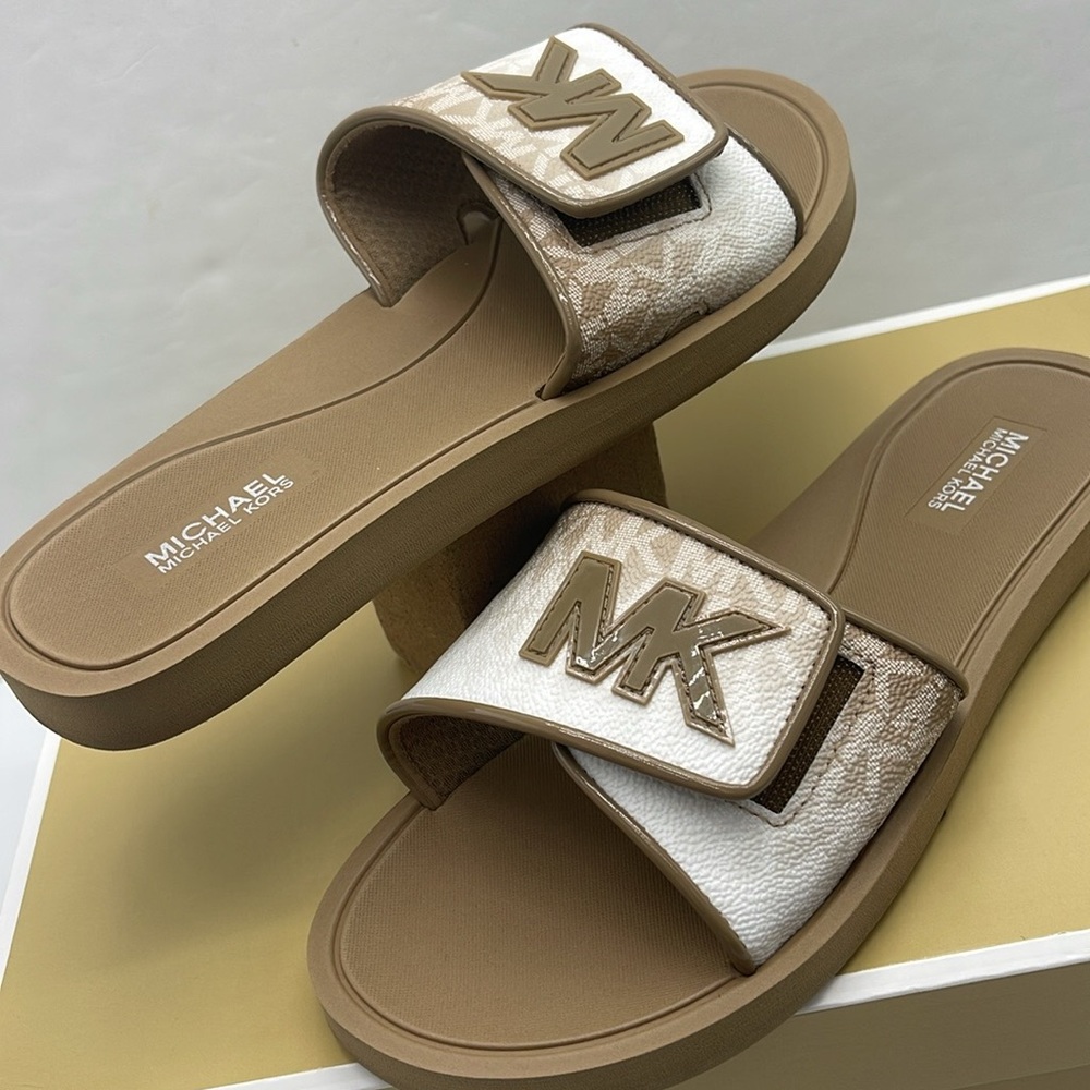 Michael Kors Slide Logo Sandals Palmer Ombré Signature
Husk 
NWT - Picture 12 of 16